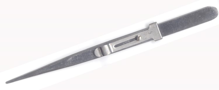 Locking diamond tweezers
